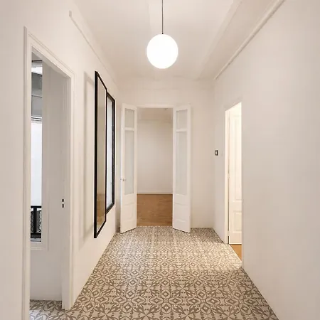 Cycle Haven Ii - Spacious 4br, Lift & Ac ジローナ